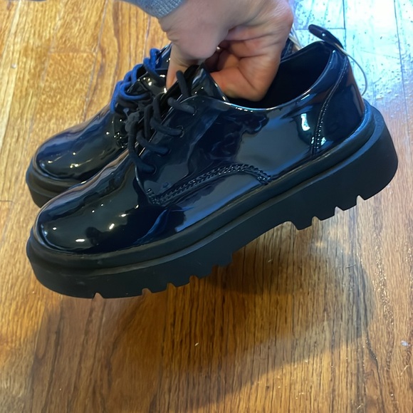 Zara Girls Navy Patent Finish Tie Up Derby Shoes NEW - Picture 4 of 6